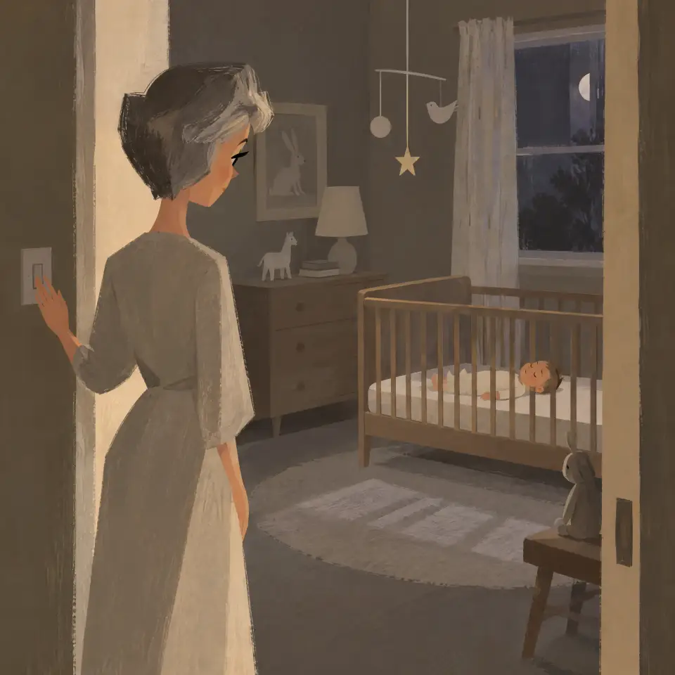 Una donna con i capelli brizzolati, sulla porta della cameretta con la mano sull’interruttore, guarda un bambino che dorme in una culla di legno sotto una finestra illuminata dalla luna.